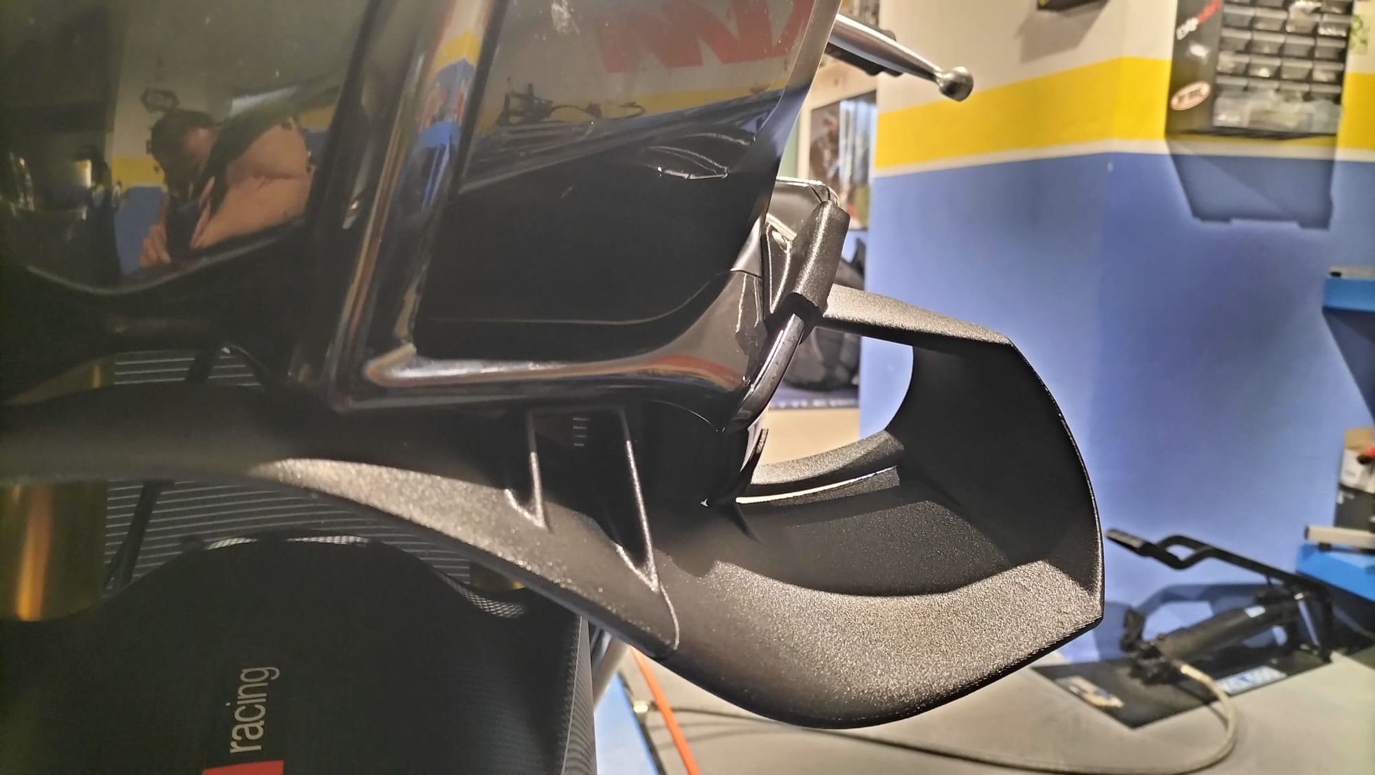 Dettaglio ala anteriore Aprilia RSV4
