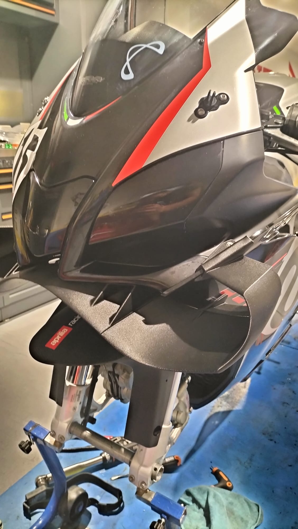Vista frontale Aprilia RSV4 con ala aerodinamica installata
